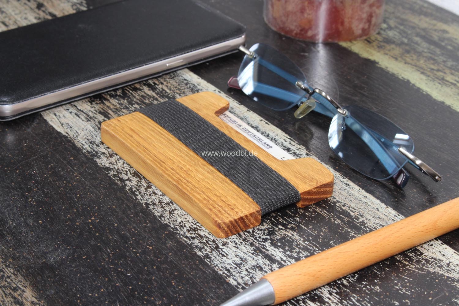 kartenetui_akazie_auf_dem_tisch