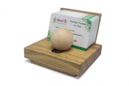 Schöner Halter für Visitenkarten mit einer Holzkugel