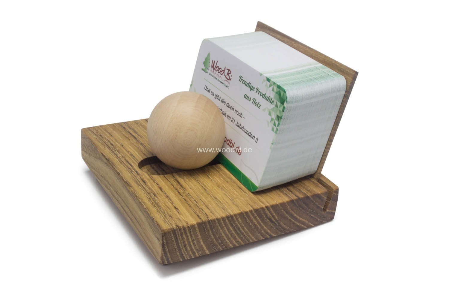 Werbung für Visitenkarten mit einer Holzkugel