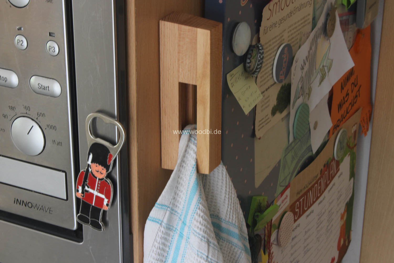 Handtuchhalter aus Holz klemmt das Handtuch