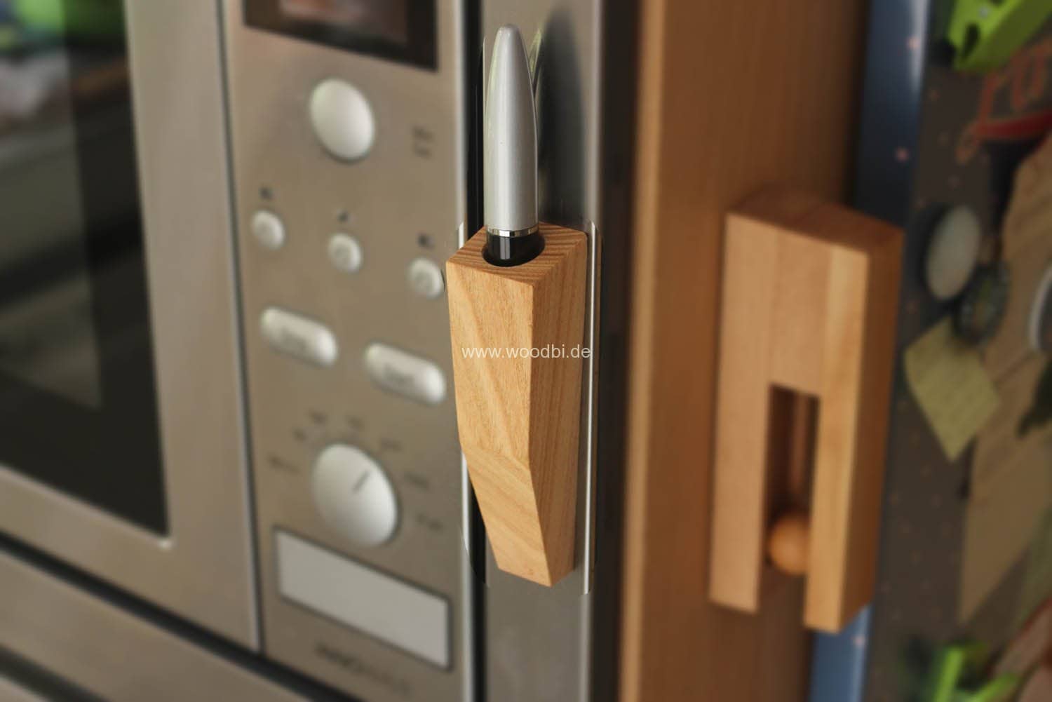 Stifthalter aus Holz mit Magneten in der Küche