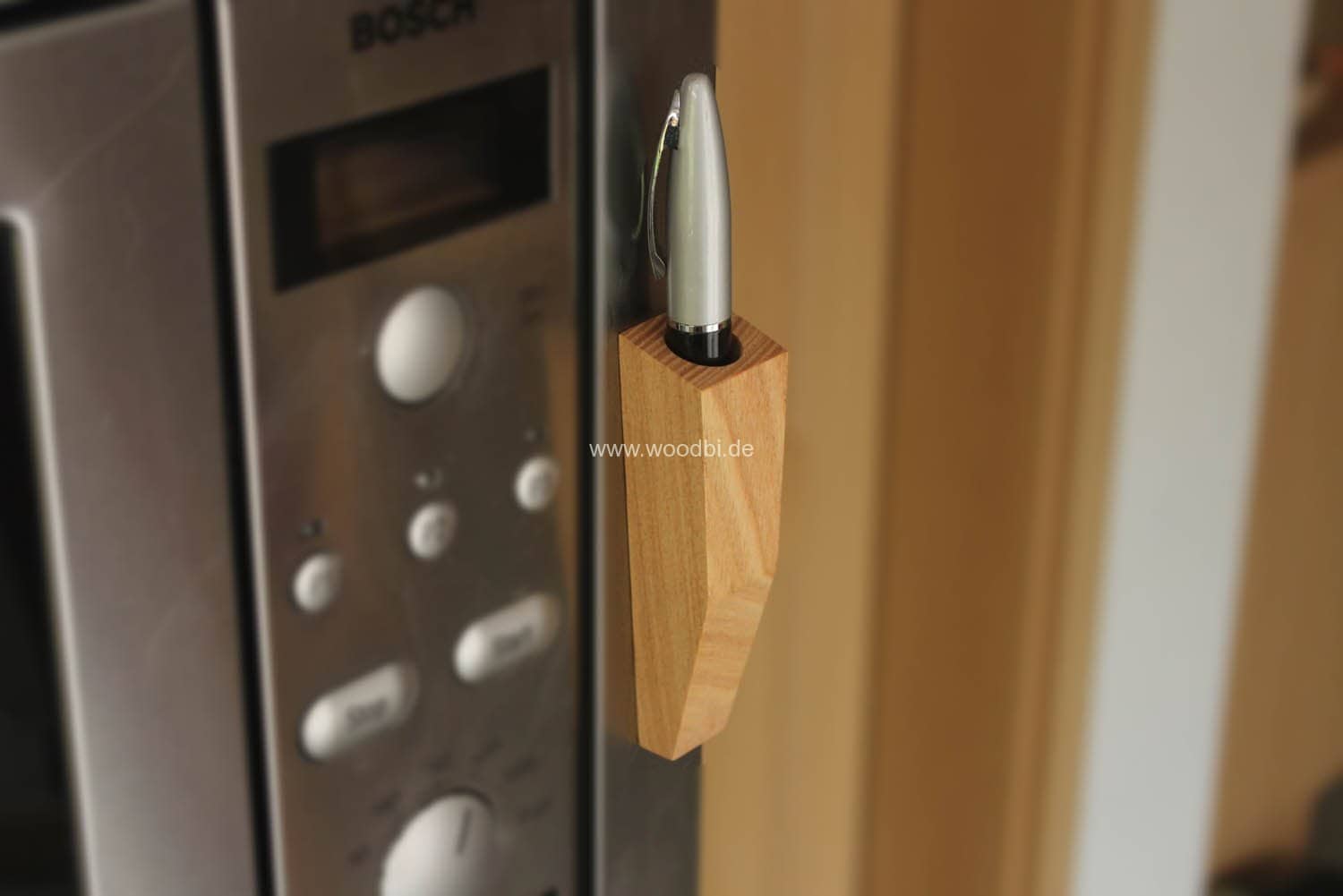 Stifthalter mit Magneten haftet auf jedem Metall