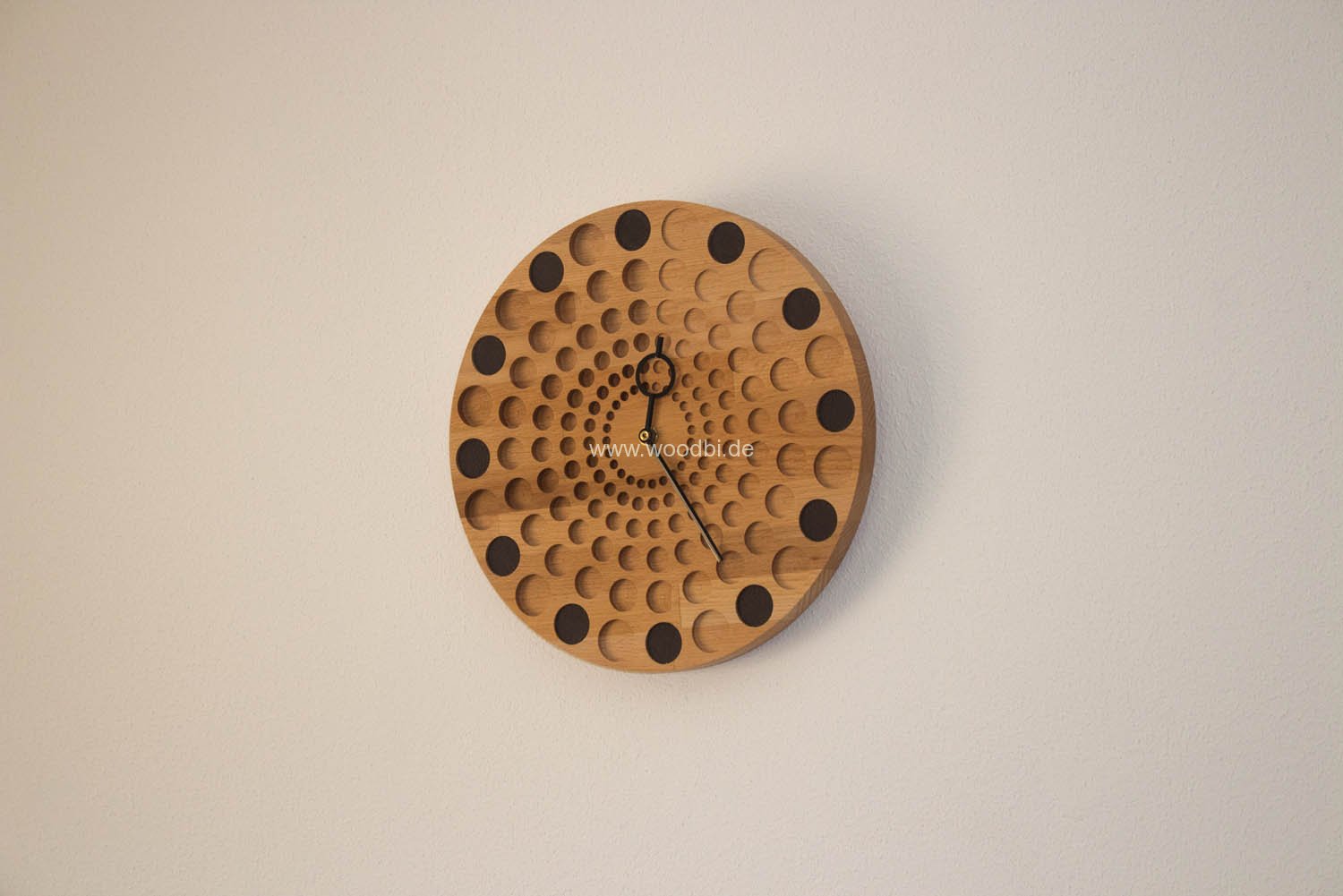 Uhr Wand aus Holz und Leder mit langen Zeigern