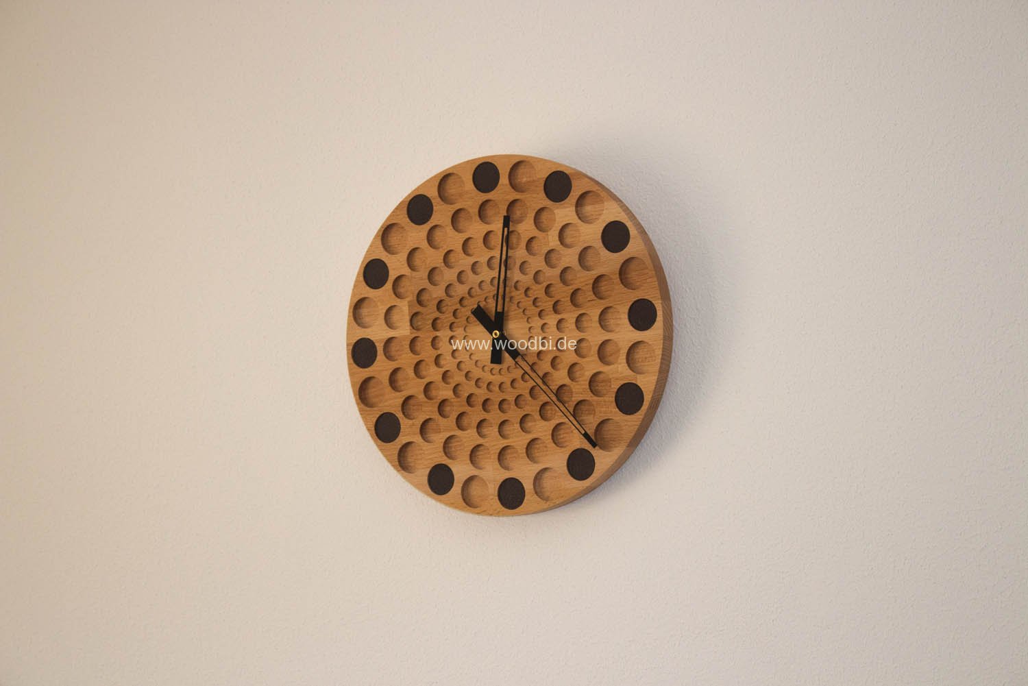 Uhr aus Holz und Leder mit langen Zeigern