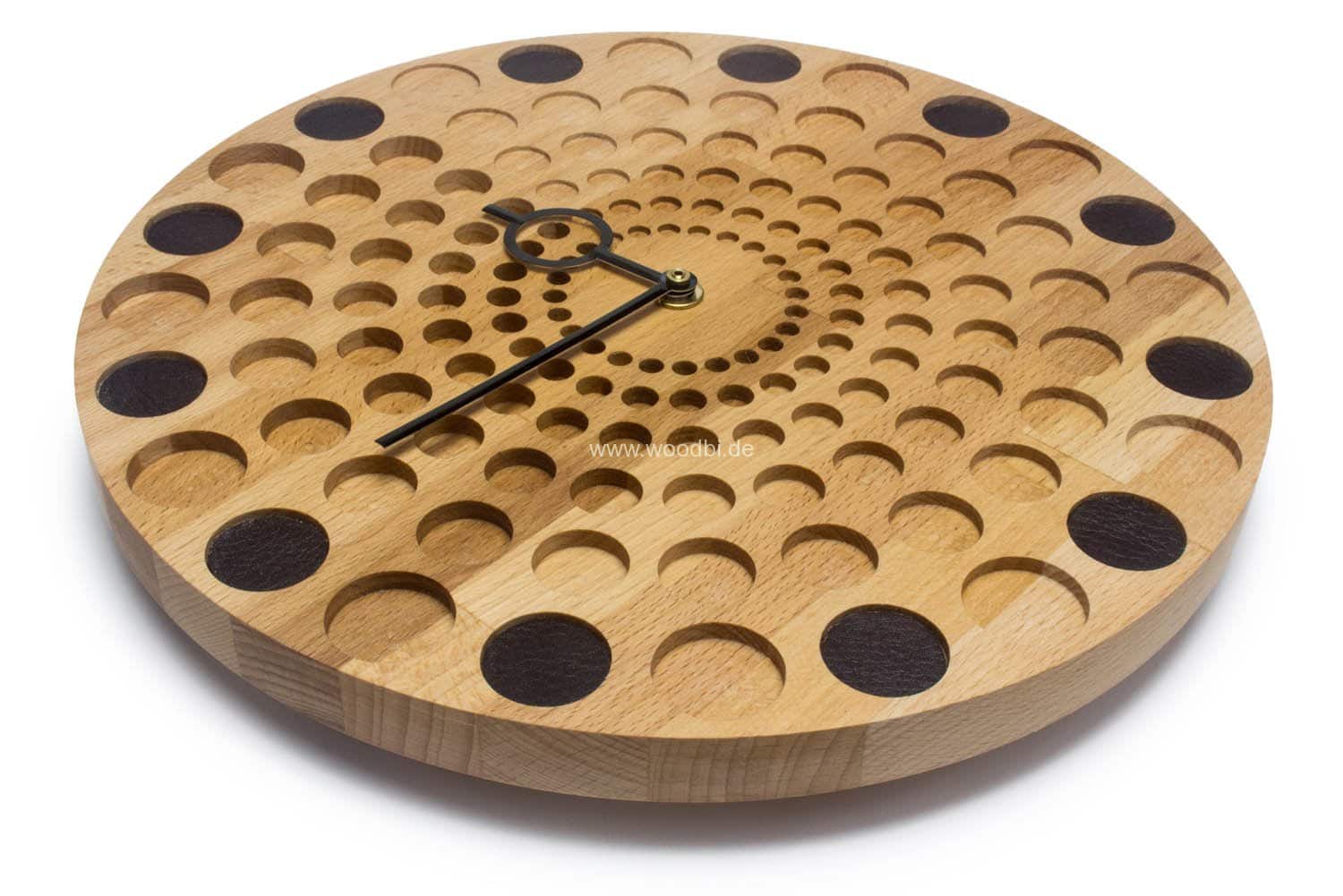 Wanduhr aus Holz und Leder mit kurzen Zeigern Buche