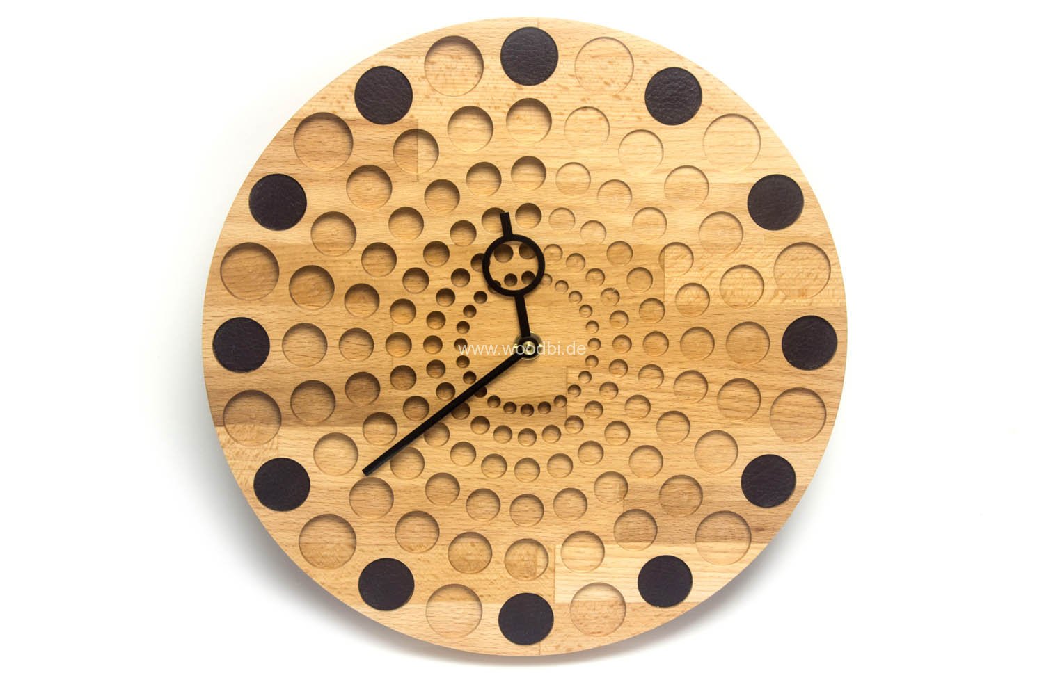 Wanduhr aus Holz und Leder mit kurzen Zeigern
