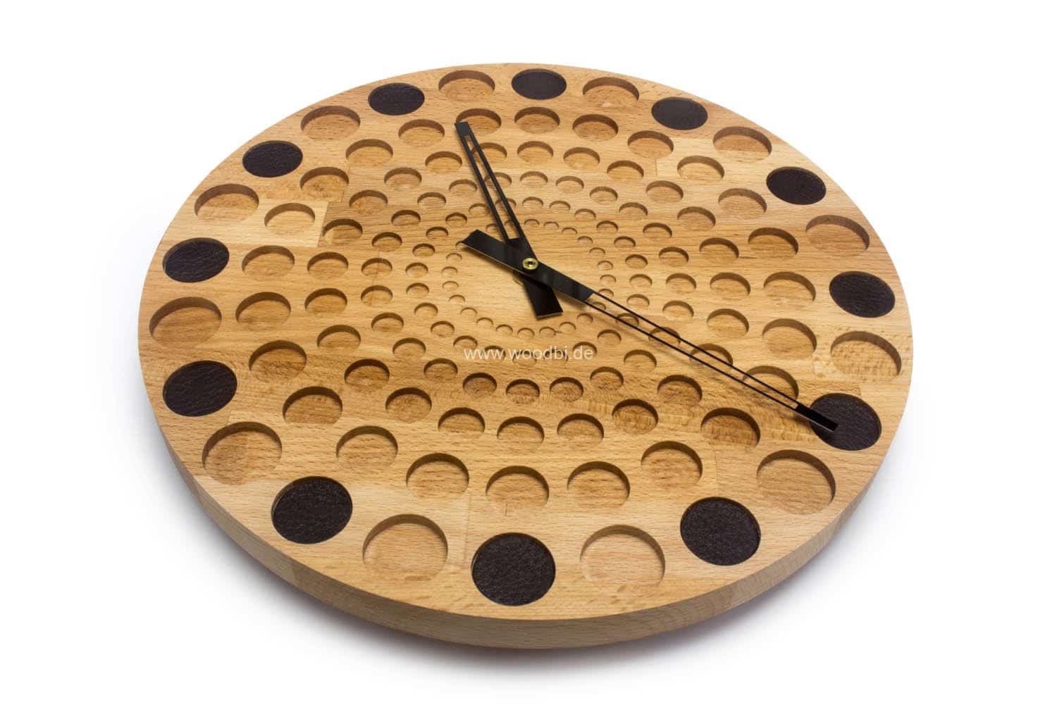 Wanduhr aus Holz und Leder mit langen Zeigern