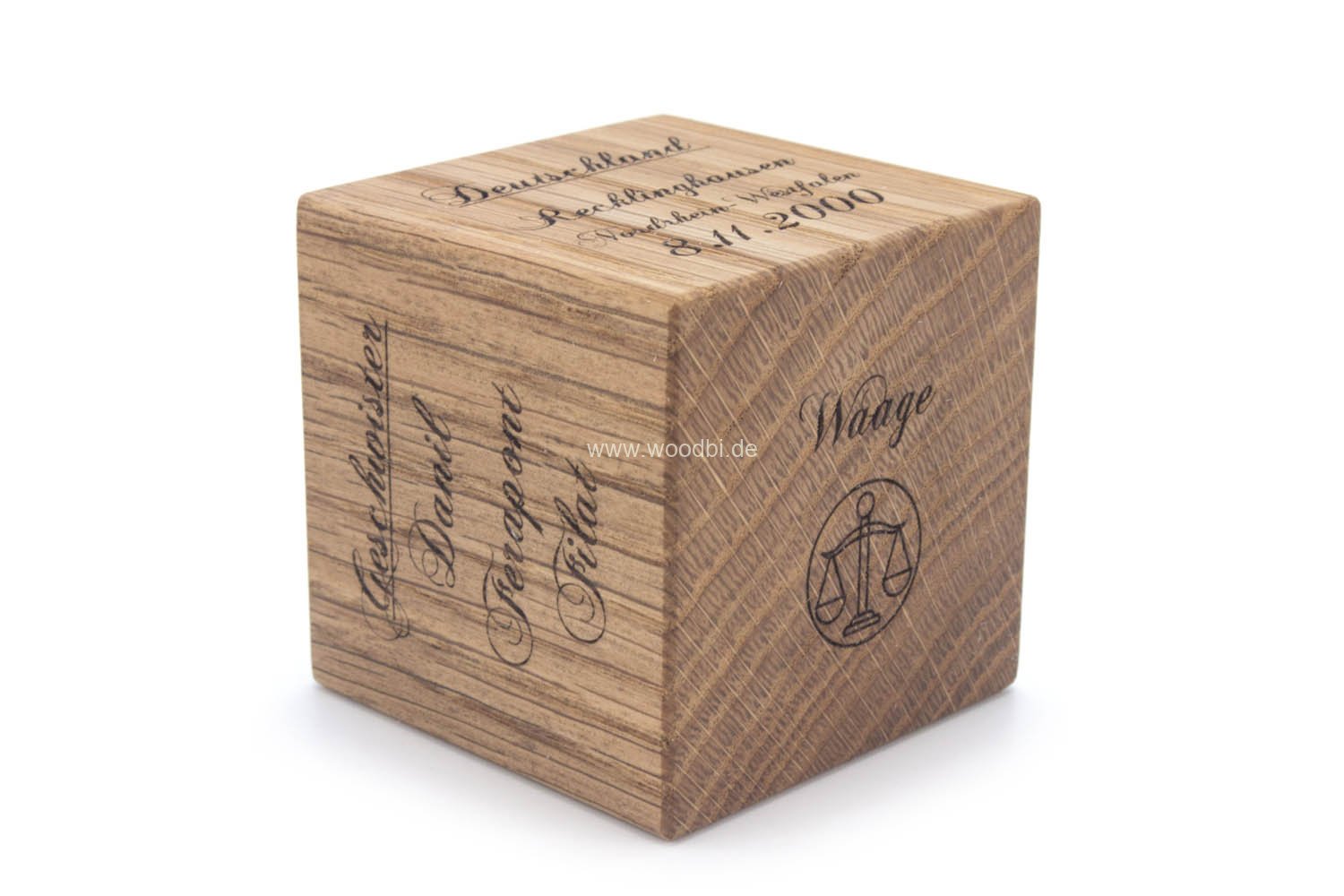 Holzwürfel mit Gravur Sternzeichen
