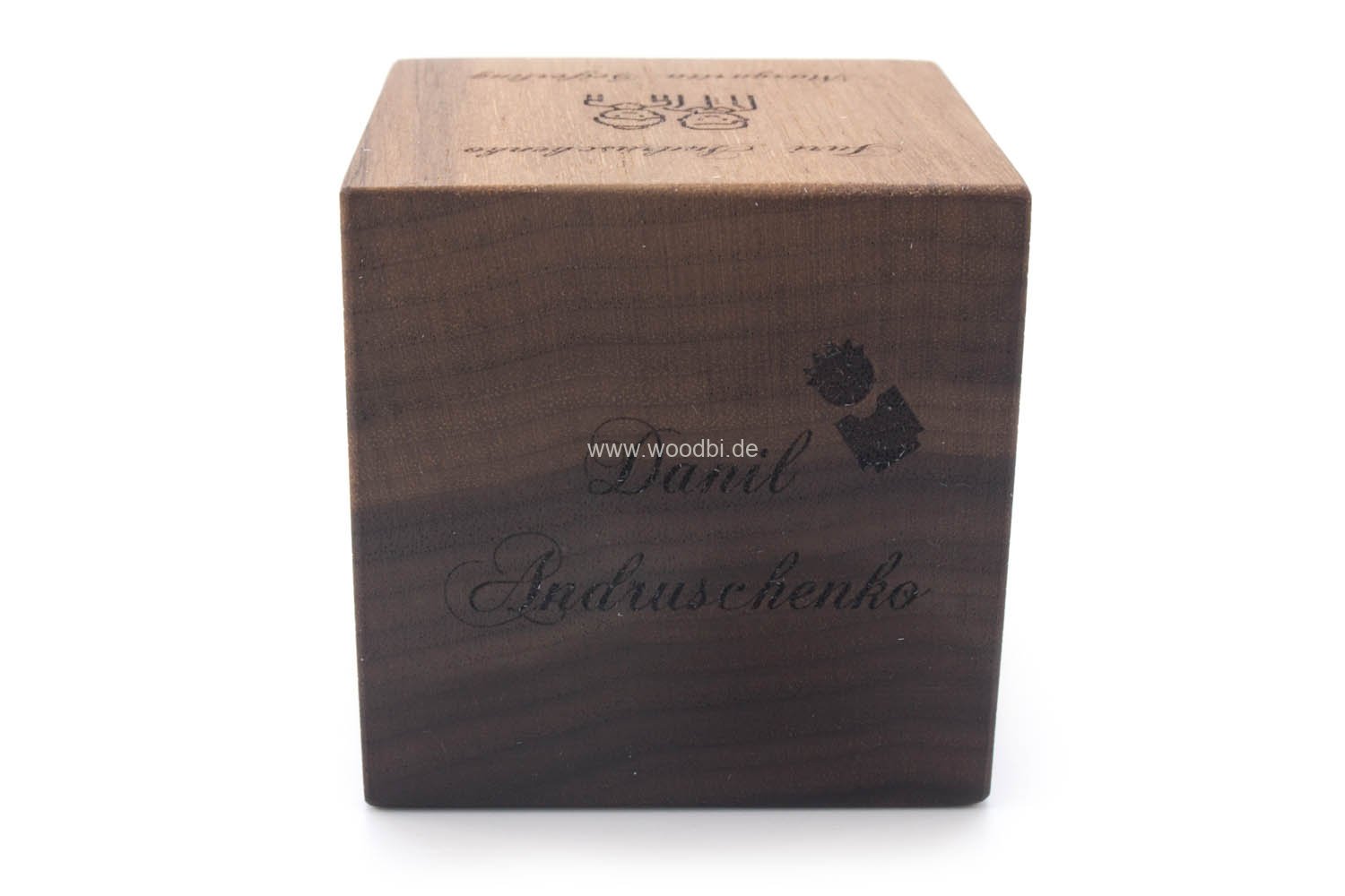 Würfel aus Holz mit Gravur Nussbaum