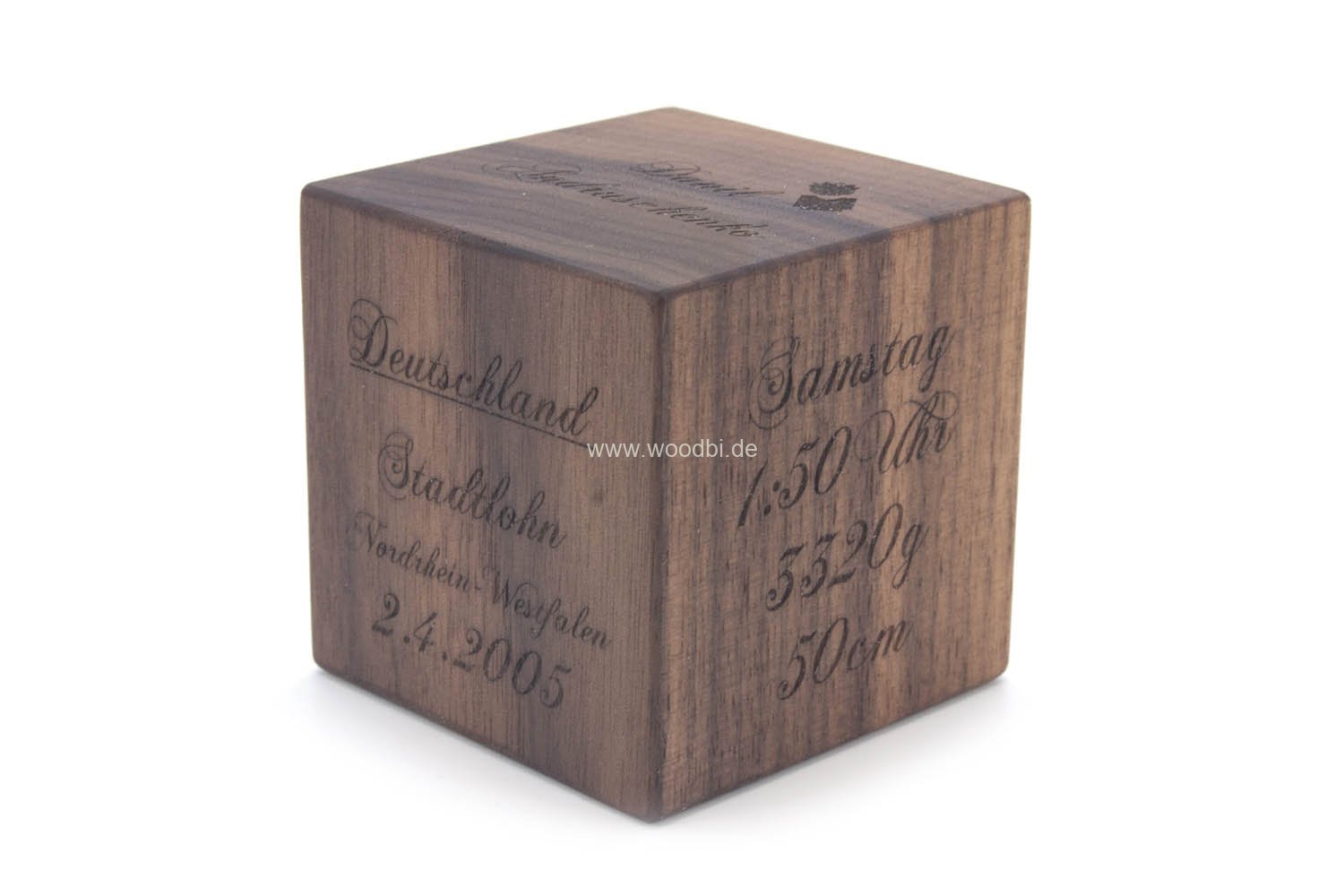 Würfel mit Gravur Geburtstag Nussbaum