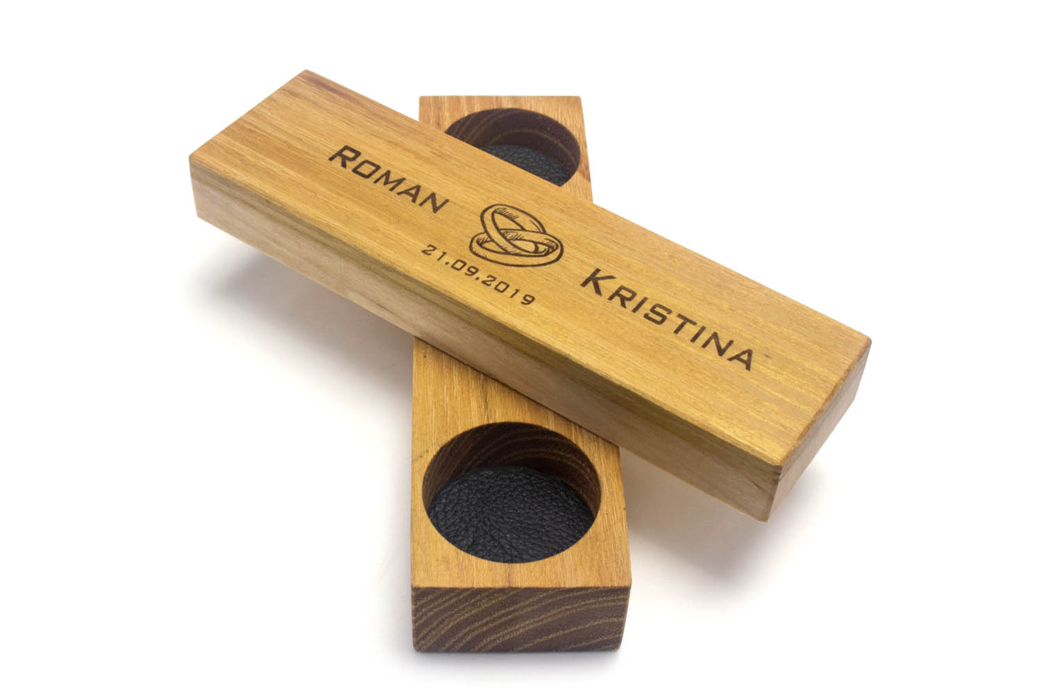 Ringkissen aus leder und holz