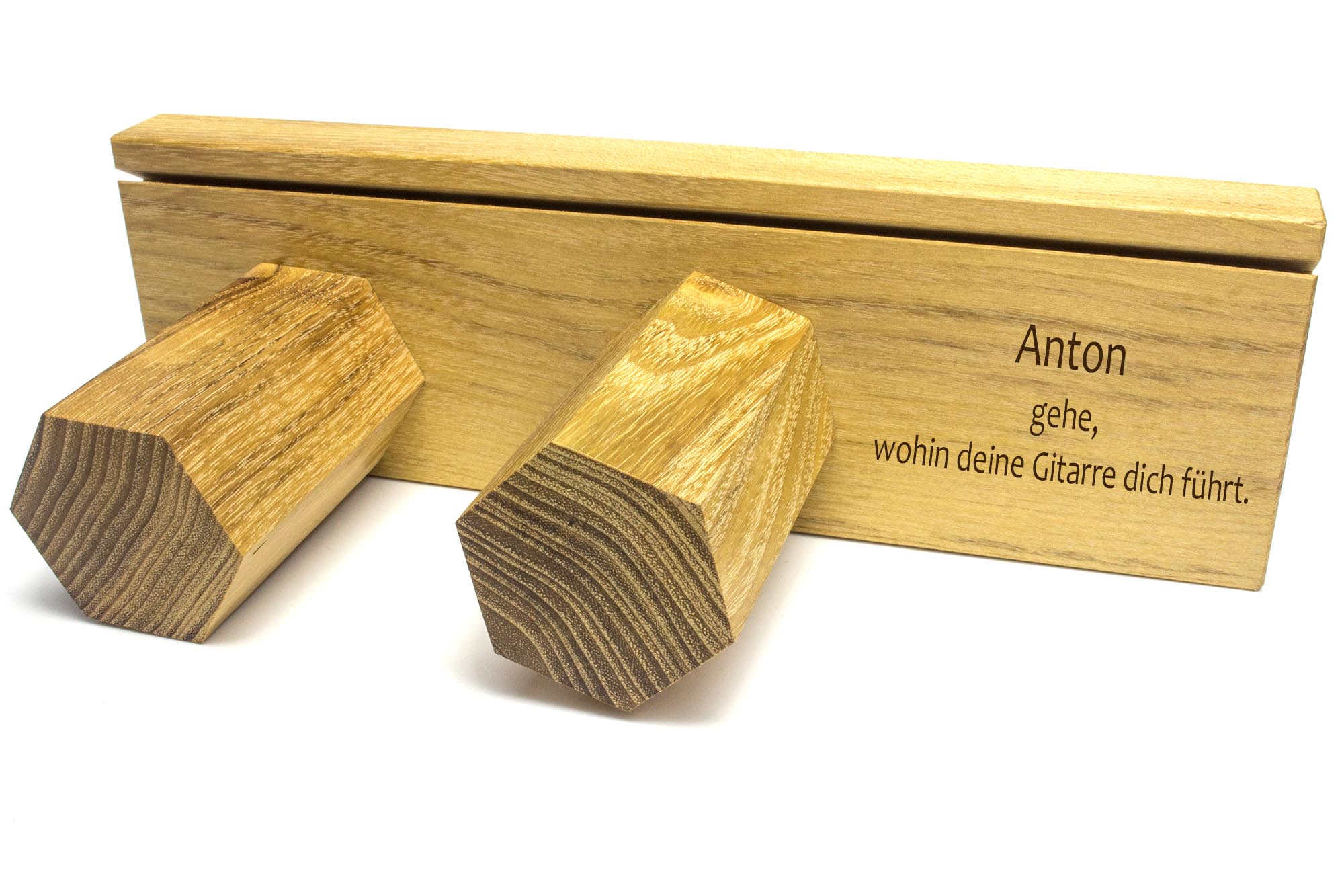 Gitarrenhalter für die Wand mit Gravur