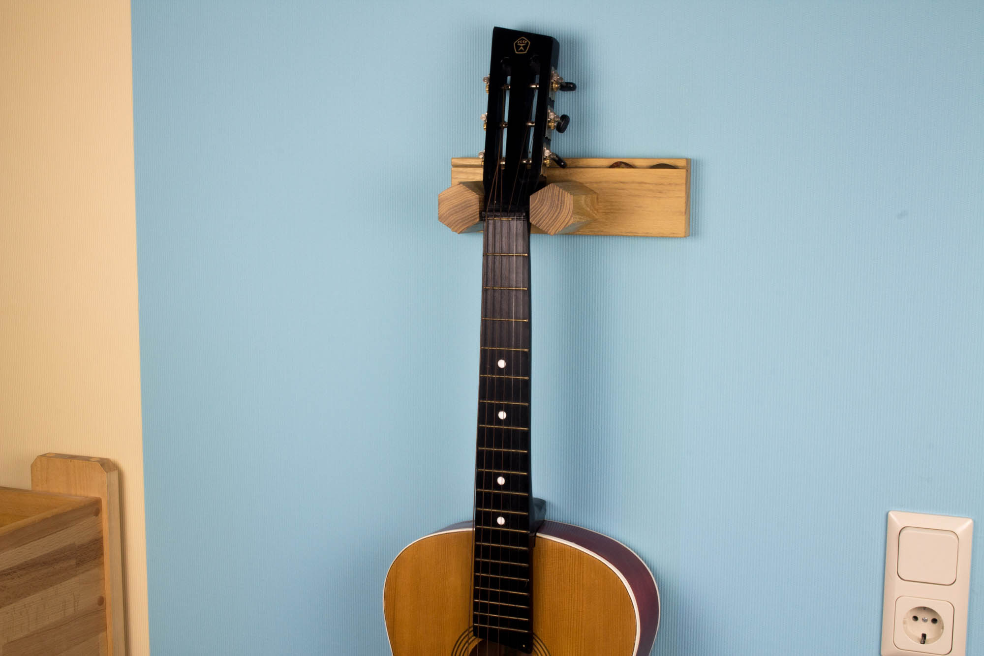Gitarrenständer für die Wand einstellbar