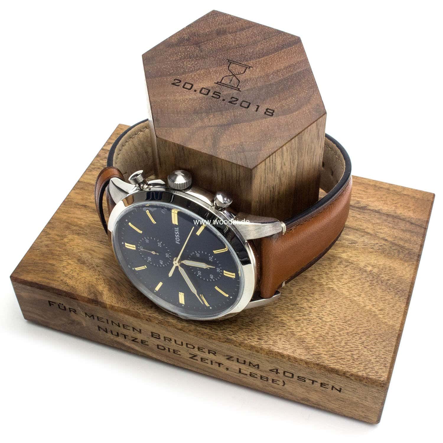 Uhrenständer aus Holz mit Gravur